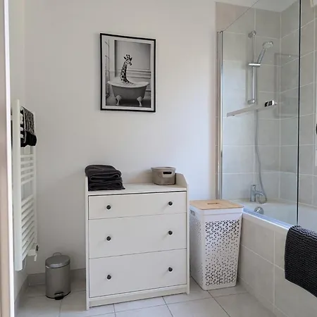 Joli Rez De Jardin Piscine Aigues-Mortes