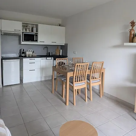 Joli Rez De Jardin Piscine * Aigues-Mortes